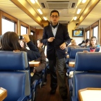 Durante el recorrido en tren, las personas cuentan con la guianza a bordo como también en los diversos destinos
